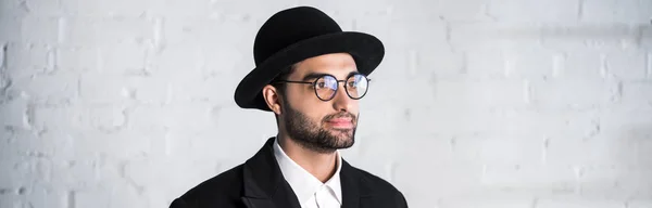 Plan panoramique de bel homme juif dans des lunettes détournant les yeux — Photo de stock
