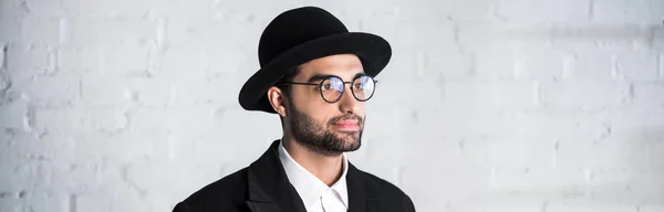 Panoramic shot of handsome jewish man in glasses looking away — Stock Photo