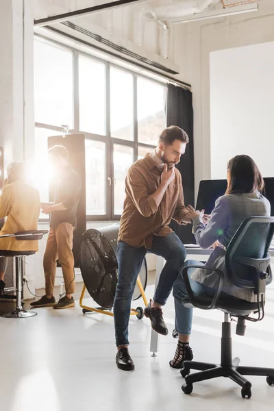 Photographer and producer talking, stylist and model on backstage — Stock Photo