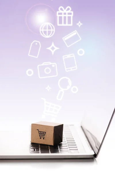 Boîte à jouets sur clavier d'ordinateur portable près de l'illustration sur blanc, concept e-commerce — Photo de stock