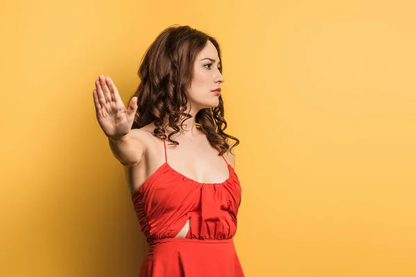 Chica disgustado mostrando gesto de stop sobre fondo amarillo - foto de stock