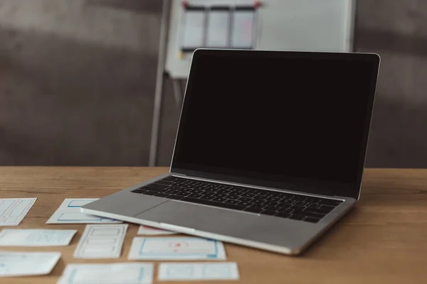 Foco seletivo de laptop com tela em branco e esboços de wireframe do site na tabela — Fotografia de Stock