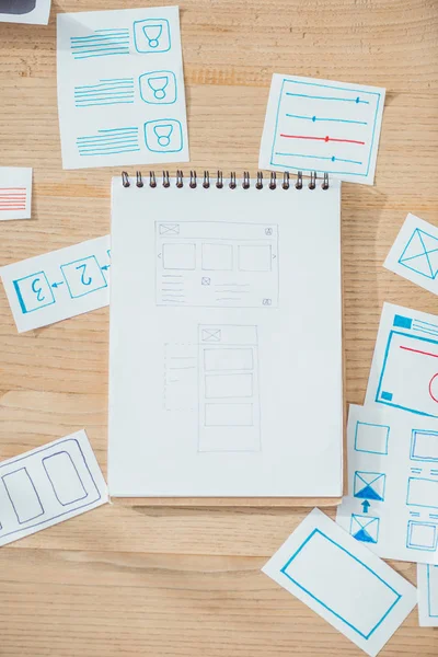 Vista dall'alto del sito web ux schizzi wireframe e applicazioni di pianificazione su tavolo in legno — Foto stock