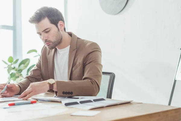 Foco seletivo do designer desenvolver esboços do site para aplicativo móvel à mesa — Fotografia de Stock