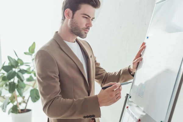 Seitenansicht schöner Designer plant Website für App-Entwicklung auf Whiteboard im Büro — Stockfoto