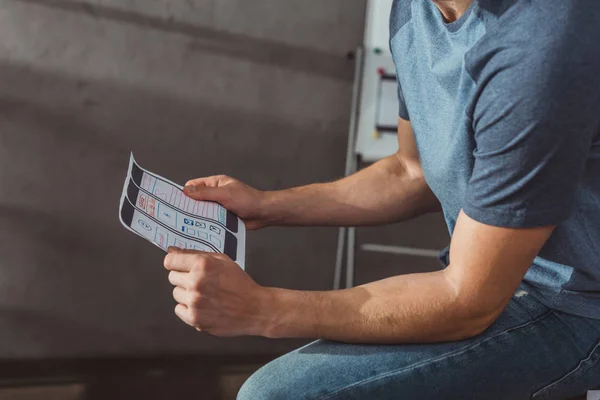 Vue recadrée du concepteur ux tenant le modèle de site Web mobile dans le bureau — Photo de stock