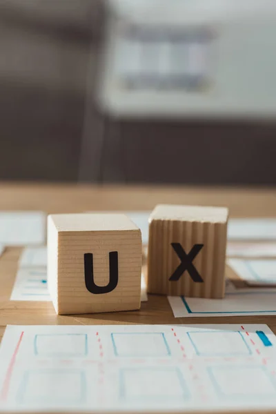 Concentration sélective des cubes avec des lettres ux et des mises en page de la conception de l'expérience utilisateur sur la table — Photo de stock