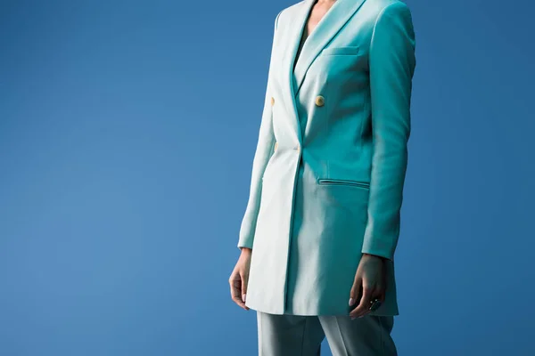 Vista recortada de mujer afroamericana en traje aislado en azul - foto de stock
