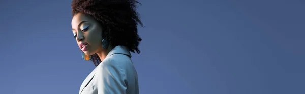 Panoramaaufnahme der attraktiven afrikanisch-amerikanischen frau im anzug isoliert auf violett — Stockfoto