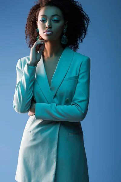 Attraente donna afro-americana in abito isolato su blu — Foto stock