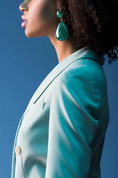 Vista ritagliata di donna afro-americana in abito e orecchino isolato su blu — Foto stock