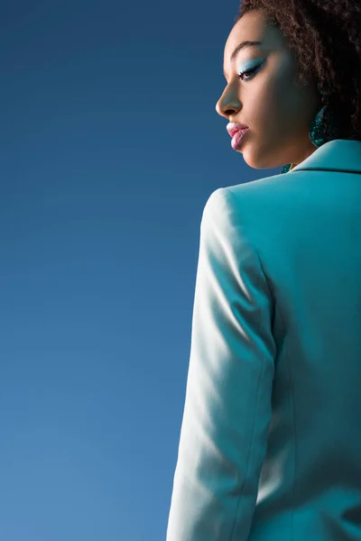 Mulher americana africana atraente em terno isolado em azul — Fotografia de Stock