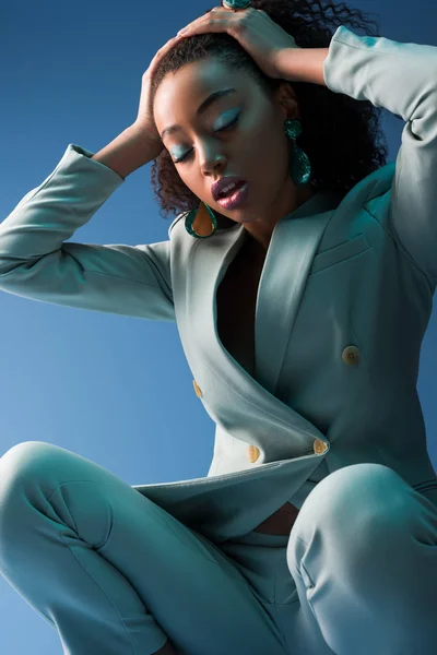 Donna afroamericana in abito elegante con gli occhi chiusi isolati su blu — Foto stock