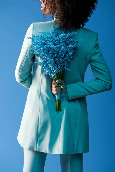 Vista cortada de mulher afro-americana segurando buquê isolado em azul — Fotografia de Stock