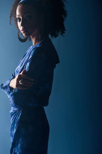 Attrayant afro-américain femme regardant caméra sur fond bleu — Photo de stock