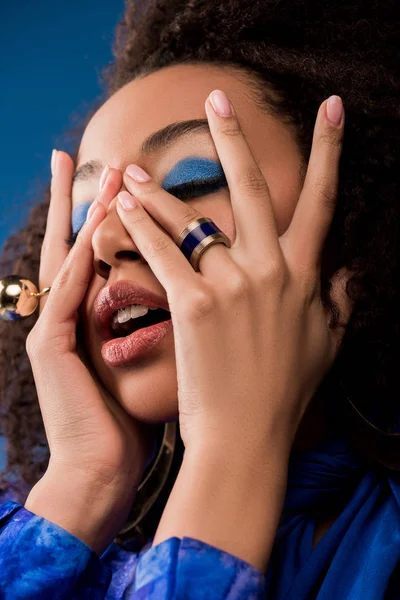 Mulher americana africana elegante com olhos fechados obscurecendo rosto isolado em azul — Fotografia de Stock