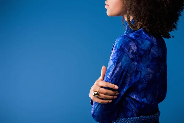 Vista cortada de mulher americana africana elegante em vestido isolado em azul — Fotografia de Stock