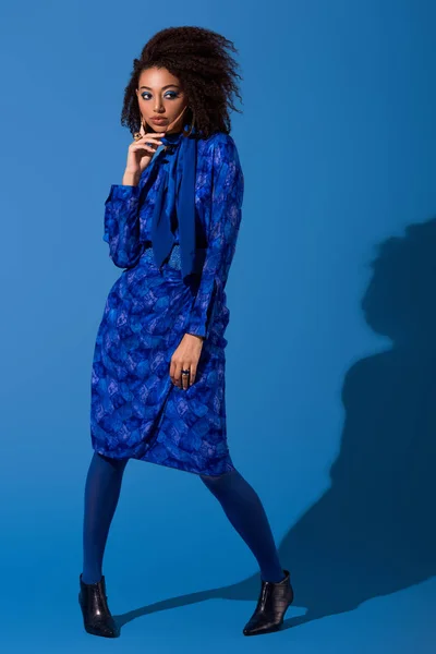 Attrayant afro-américain femme en robe sur fond bleu — Photo de stock