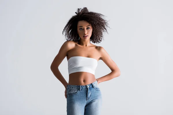 Mujer afroamericana en top blanco aislado en gris - foto de stock