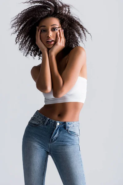 Mujer afroamericana en top blanco aislado en gris - foto de stock