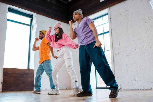 Bellissimi uomini multiculturali in cappelli breakdance con bella ragazza — Foto stock