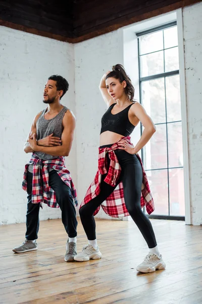 Fille danse jazz funk avec bel homme afro-américain — Photo de stock