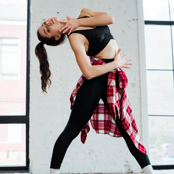 Attraktive Mädchen berühren Gesicht beim Tanzen Jazz-Funk — Stockfoto