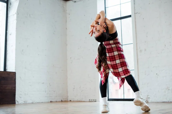 Atractiva mujer bailando jazz funk en estudio de baile - foto de stock