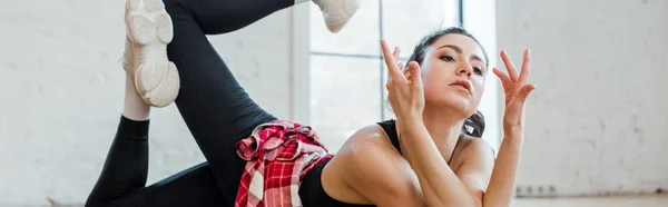 Панорамний знімок гнучкої жінки позує під час танцю джазового фанку — стокове фото
