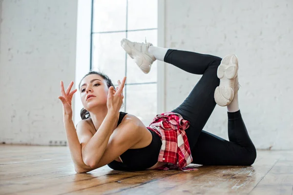 Flexible Frau posiert beim Jazzfunk tanzen — Stockfoto