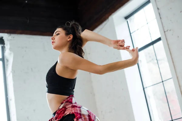 Flexible jeune femme posant en studio de danse — Photo de stock