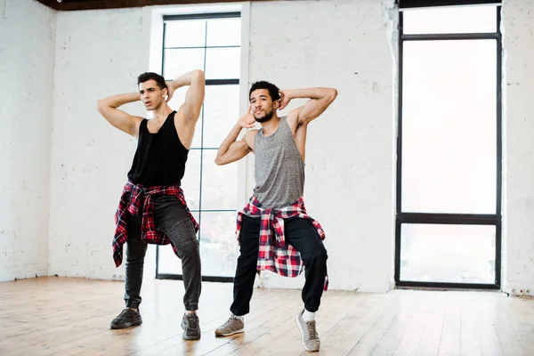 Multikulti-Tänzer posieren beim Jazzfunk-Tanzen im Tanzstudio — Stockfoto