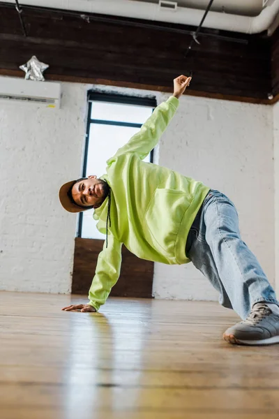 Stylish african american dancer breakdancing in dance studio — Stock Photo