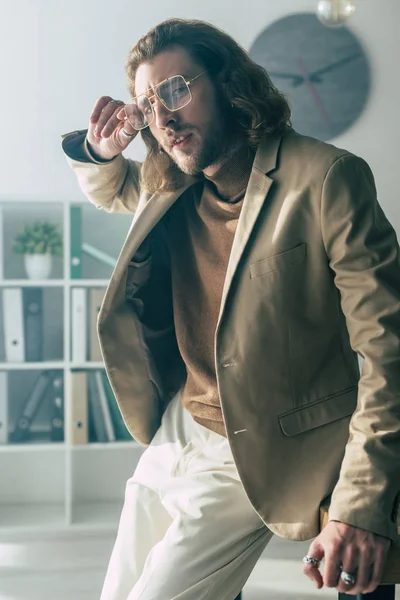 Elegante homem de negócios elegante posando na luz do sol no escritório — Fotografia de Stock