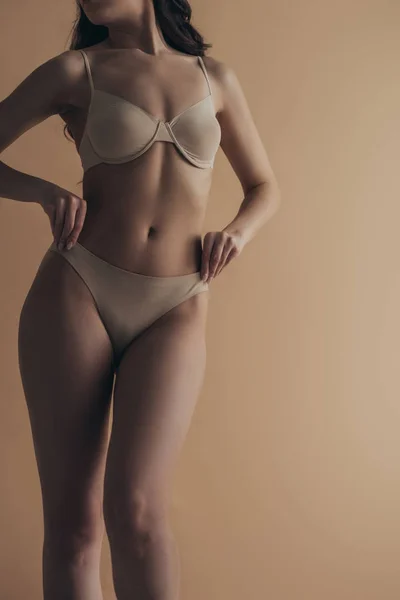 Vue recadrée de femme sexy en sous-vêtements isolés sur beige — Photo de stock