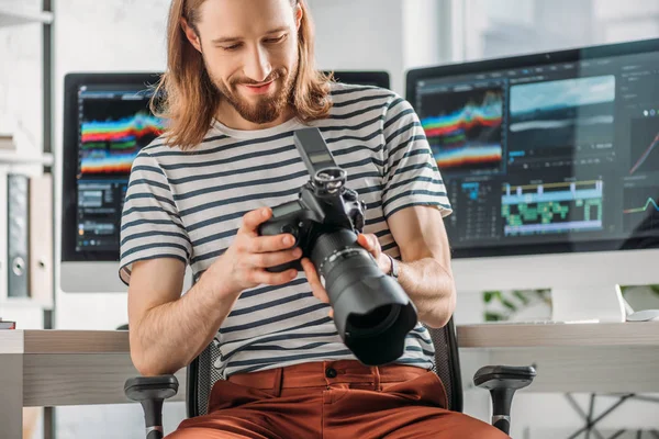 Fröhlicher und bärtiger Kunstredakteur mit Digitalkamera — Stockfoto