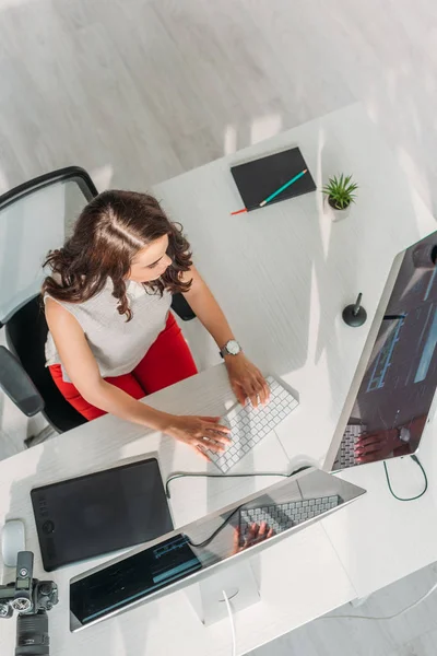 Ansicht von oben: Kunstredakteurin arbeitet im Atelier — Stockfoto