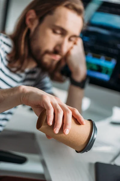 Selektiver Fokus unzufriedener bärtiger Redakteure mit leerem Pappbecher — Stockfoto