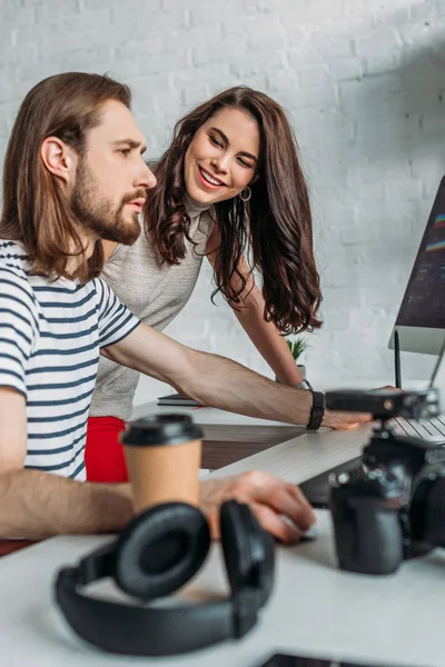 Messa a fuoco selettiva di editor d'arte felice guardando collega — Foto stock