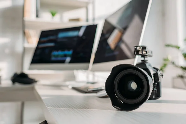 Selective focus of digital camera near computer monitors — Stock Photo