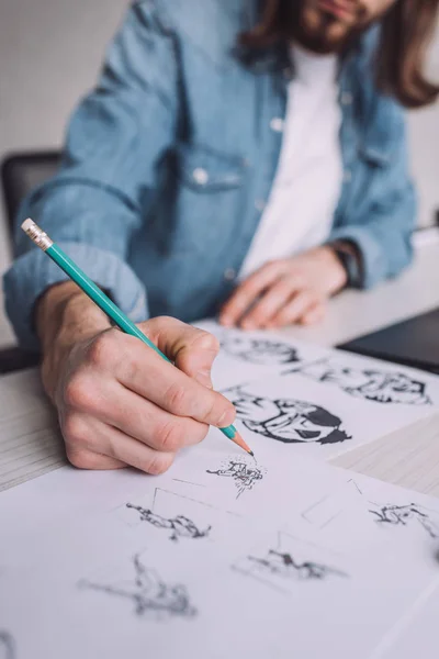 Vue recadrée d'illustrateur dessin dessins animés sur papier — Photo de stock