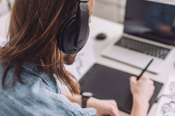 Accent sélectif de l'animateur écouter de la musique dans les écouteurs — Photo de stock