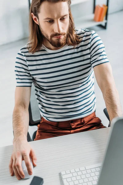 Selective focus of handsome bearded art editor working in studio — Stock Photo