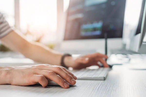 Vue recadrée de l'éditeur d'art tapant sur le clavier de l'ordinateur — Photo de stock