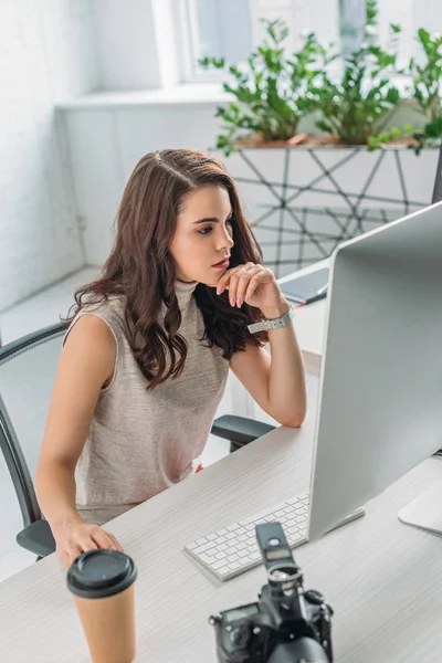 Selektiver Fokus attraktiver Kunstredakteure auf Computermonitor — Stockfoto