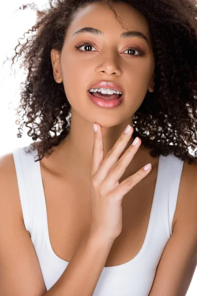 Bella sorridente ragazza afroamericana con bretelle dentali, isolato su bianco — Foto stock