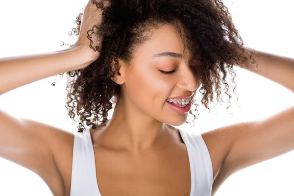 Attrayant gai afro-américain fille avec appareil dentaire, isolé sur blanc — Photo de stock