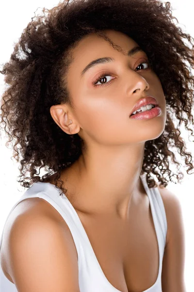 Hermosa chica afroamericana rizada con frenos dentales, aislado en blanco - foto de stock