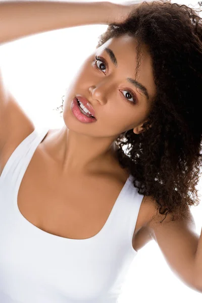 Portrait de belle femme brune afro-américaine, isolée sur blanc — Photo de stock