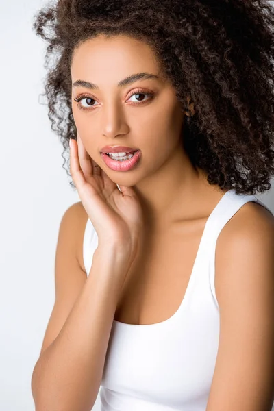 Ritratto di bella ragazza afroamericana dalla pelle perfetta, isolata sul grigio — Foto stock